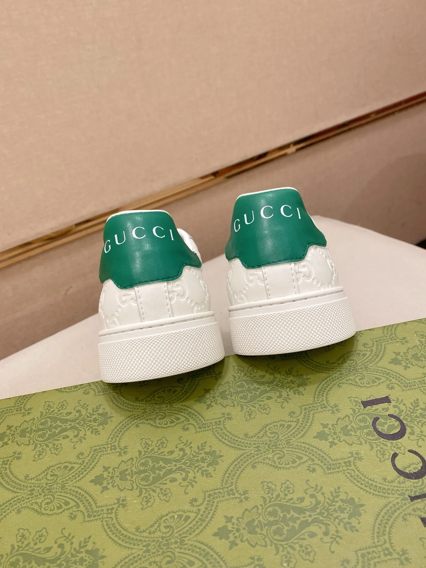 Factory price: 480💰 (GUCCI) The latest model from the official website 🎁🎁Casual and fashionable men's shoes👟, hot style 💥The version is simple and elegant, exclusive for trendy men. Unique official website latest brand elements 👑Gucci original decoration, fashionable and generous, the fabric is original cowhide ✅sheepskin lining, the official website specifies wear-resistant casual outsole, the classic model is taken in kind at the counter🎬38-44 (45 is not returned or exchanged)